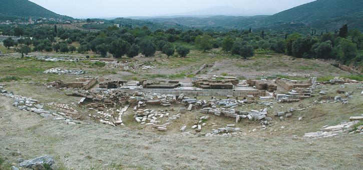 Εικ. 11 Το θέατρο πριν την αναστήλωση. Από τότε μέχρι σήμερα... Ο ι πρώτες ανασκαφές στην αρχαία Μεσσήνη πραγματοποιήθηκαν το 1895 από τον αρχαιολόγο και μετέπειτα πολιτικό Θεμιστοκλή Σοφούλη.