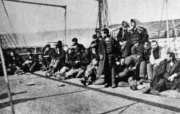 Αδιάφοροι άνδρες της υπηρεσίας Αλλοδαπών, και της Δημόσιας Υγείας, ανέβαιναν στο πλοίο και επιθεωρούσαν προσεχτικά τους επιβάτες 3 θέσεως και καταστρώματος.