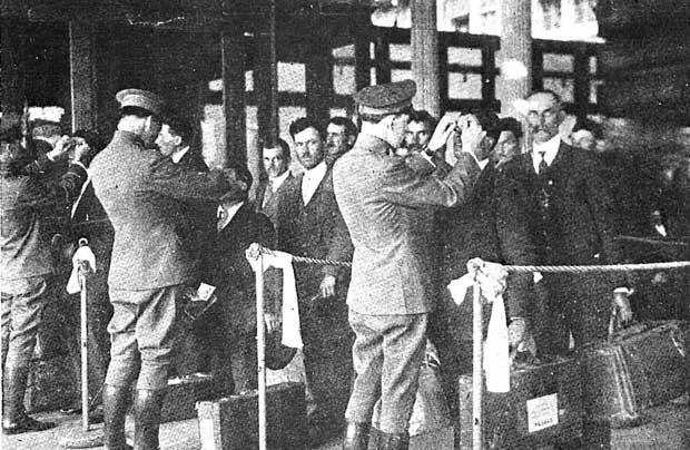 Μα το κονταροχτύπημα των φτωχών μεταναστών με την σκληρή πραγματικότητα, την αγωνία, την αβεβαιότητα, και το πήδημα στην άκρα του γκρεμού, μόλις άρχιζε.
