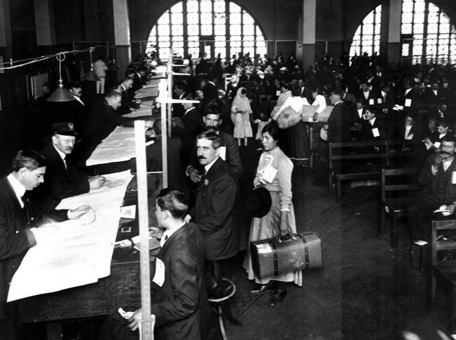 Φοβερό μαρτύριο, η «ιερά εξέταση» στο Ellis Island.Έλλις Άιλαντ, νησί ελπίδων και αγωνίας! Νησί ολοκληρώσεως πόθων και ματαιώσεως ονείρων!