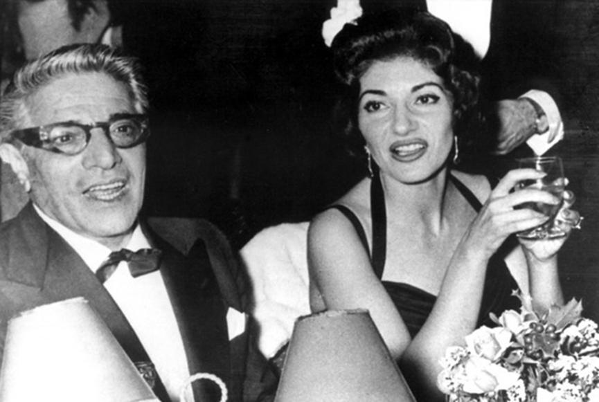 1960 το ζευγάρι θα πάρει διαζύγιο εν μέσω φημών για ειδύλλιο της σοπράνο με τον έλληνα μεγιστάνα Αριστοτέλη Ωνάση, μια θυελλώδη σχέση που έμελλε να απαθανατιστεί σε Τύπο και να χαραχτεί μια για πάντα