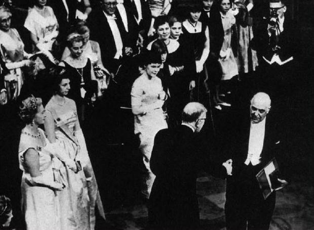 Ο Γιώργος Σεφέρης παραλαμβάνει το Νόμπελ Λογοτεχνίας Κατά την παραλαβή του Νόμπελ, ο Σεφέρης λέει: «Ανήκω σε μια χώρα μικρή.
