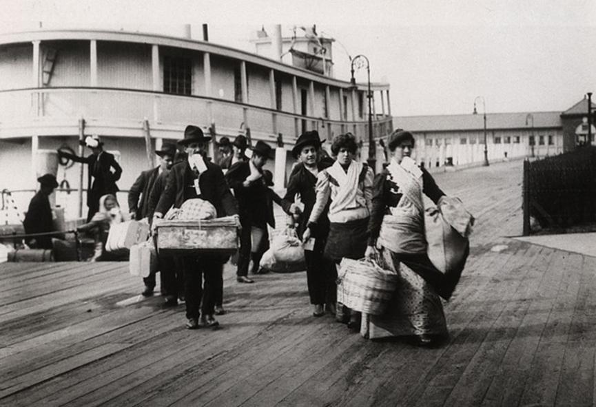 Έλληνες αποβιβάζονται στην Αμερική Οι εσωτερικοί λόγοι ήταν:: Η φτώχεια και η μιζέρια από τις συχνές σιτοδείες ή από έκτακτες αγροτικές καταστροφές (όπως ήταν η περιβόητη κρίση της σταφίδας), η