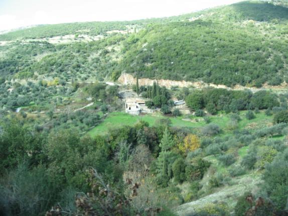 παρουσία του ανθρώπου, η δημιουργία και εν γένει επέκταση οικισμών, η ανάπτυξη των ελαιώνων και οι λεπτομερειακού χαρακτήρα επεμβάσεις στο τοπίο, σε συνδυασμό με το κατακερματισμένο ανάγλυφο της