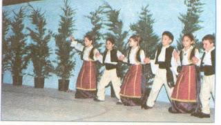 Ο χορός συρτός - καλαματιανός Είναι ο μοναδικός χορός που συναντάται με διάφορες παραλλαγές, σχεδόν σε όλα τα γεωγραφικά διαμερίσματα και τις πολιτισμικές κοινότητες του ελληνισμού.