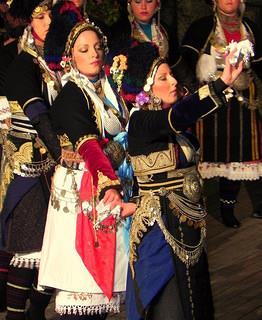 Η σημασία και η χρήση του Μαντηλιού στον ελληνικό χορό Το μαντήλι παίζει μεγάλο ρόλο στη ζωή των ανθρώπων και στα διάφορα έθιμα της κάθε χώρας.
