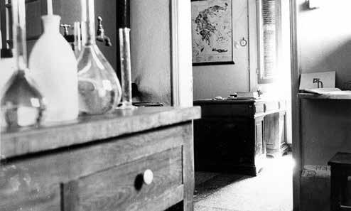 εργαστηρίων, η εστία και τα μαγειρεία, το κυλικείο κ.α.. Ο αξέχαστος συνάδελφος Μιχάλης Μεϊμάρης ανέλαβε, εξοικειωμένος με τη μηχανή, να φωτογραφήσει τους χώρους.
