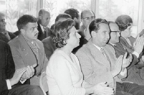 Κι ίσως φυλακή, ίσως εξορία, κι αυτό που ήθελα, την Δεξιά. Φωτγραφία από την αίθουσα τελετών της ΑΓΣΑ. Διακρίνονται: E. Εξάρχου, Δ. Μεντζελόπουλος, Χ. Κατσίμπας και πίσω ο Θ. Φραγκόπουλος. Πάνω.
