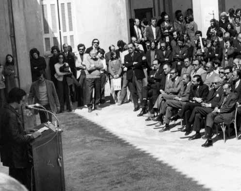 Στη μνήμη του αξέχαστου Θεόφιλου Κ.Φραγκόπουλου 1. Στο μνημόσυνο του Θ. Φραγκόπουλου (27.3.1975). Διακρίνονται από αριστερά: Δ. Δήμου, Κ. Δάλλας (παρασκευαστής εργ. Γ.