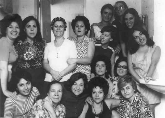 Στην ιστορία της βασίστηκε ο Παντελής Βούλγαρης για να γυρίσει την ταινία «Τα πέτρινα χρόνια».ισμήνη Τσούτσια (φοιτήτρια Ιατρικής, 8.5 χρόνια), Ζωή Βέη (μετέπειτα Φιλίνη)(βιολόγος, 14 μήνες).