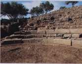 Situé au sud du site, dans une dépression, adossé à une pente naturelle comme la plupart des théâtres grecs,cet édifice semble assez bien conservé.
