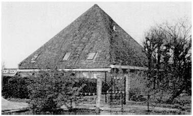 ΑΓΡΟΚΤΗΜΑΤΑ Θέμα που δόθηκε στους μαθητές για το Πρόγραμμα PISA 2000 Στη φωτογραφία βλέπετε μια αγροτική κατοικία που έχει σκεπή σε σχήμα πυραμίδας.
