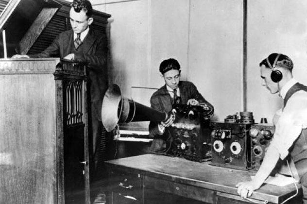 Κατά τη διάρκεια του ελληνοϊταλικού πολέμου, το ραδιόφωνο μετέδιδε πληροφορίες