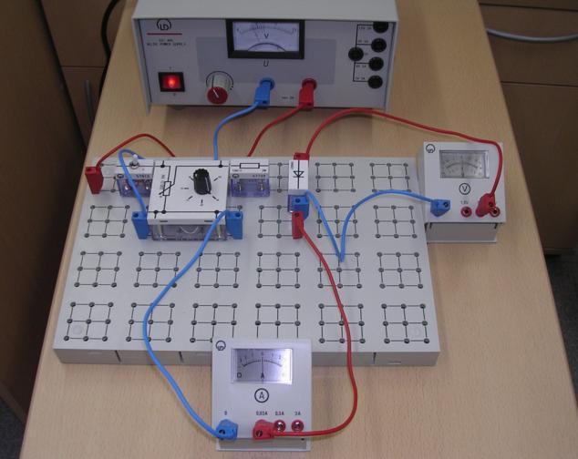 4. pav. Eksperimento stendas 5 pav. Darbo schema 2. Matavimų procedūros: 2.1. Nustatykite potenciometrą į padėtį a. 2.2. Nustatykite įėjimo įtampą 4,5 V. 2.3. Įjunkite jungiklį. 2.4. Keisdami potenciometro rankenėlės padėtį, didinkite įtampą U diode.