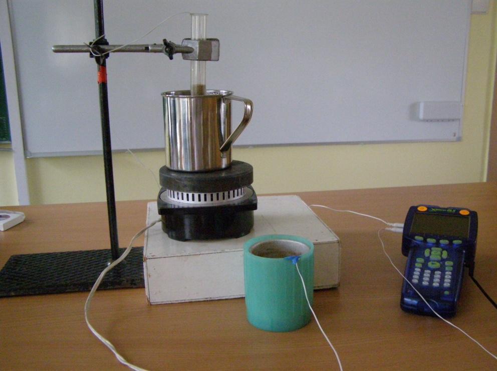 II oji eksperimento dalis. Smėlio savitoji šiluma 1. Priemonių parengimas darbui: 1.1. Įjungiamas arbatinis. Jame šyla vanduo visoms tyrimą atliksiančioms grupėms. 1.2.