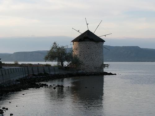 Λίγα λόγια για το Πέραμα Το χωριό του Περάματος, Βρίσκεται σε απόσταση 20 χιλιομέτρων από τη Μυτιλήνη.