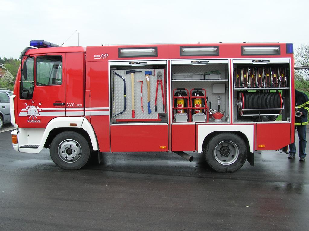 Slika 4.7, 4.8 in 4.9: Gasilno vozilo s cisterno GVC-6/24 Tehnične zahteve Vozilo ima cestni pogon ali pogon na vsa štiri kolesa.