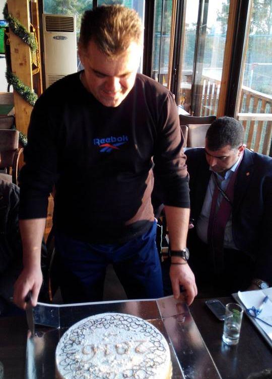 Έτσι μπορεί κανείς να παρακολουθήσει ευχάριστα περίτεχνες ενέργειες από ποδοσφαιριστές που έχουν γράψει μεγάλη ιστορία στο ελληνικό ποδόσφαιρο όπως ο Βαρυθυμιάδης και Συμεωνίδης και οι οποίοι ένα