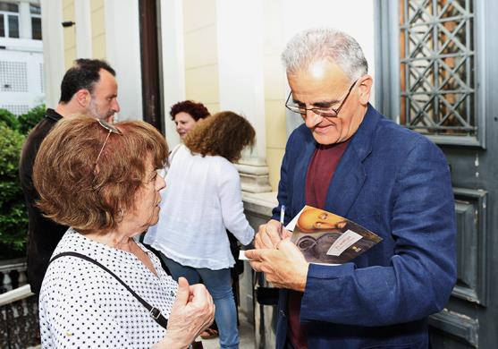 συγγραφέας-δημοσιογράφος, ενώ