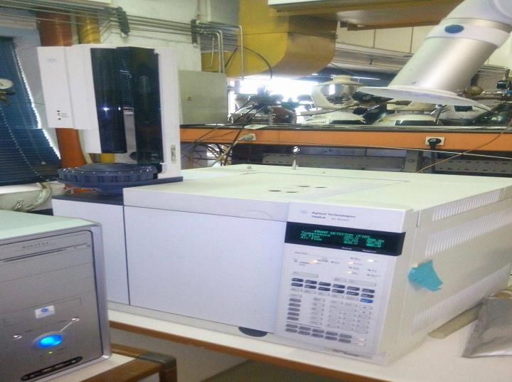 χέας, ο οποίος είναι βυθισμένος σε ψυκτικό λουτρό. Τα αέρια προϊόντα της αντίδρασης οδηγούνται στο τμήμα ανάλυσης των αερίων, το οποίο είναι συνδεδεμένο με την εργαστηριακή μονάδα.