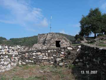 Ακολούθησαν οι βαρβαρικές επιδρομές Γότθων, Ερούλων και στη συνέχεια Σλάβων οι οποίοι και εγκαταστάθηκαν στην περιοχή.