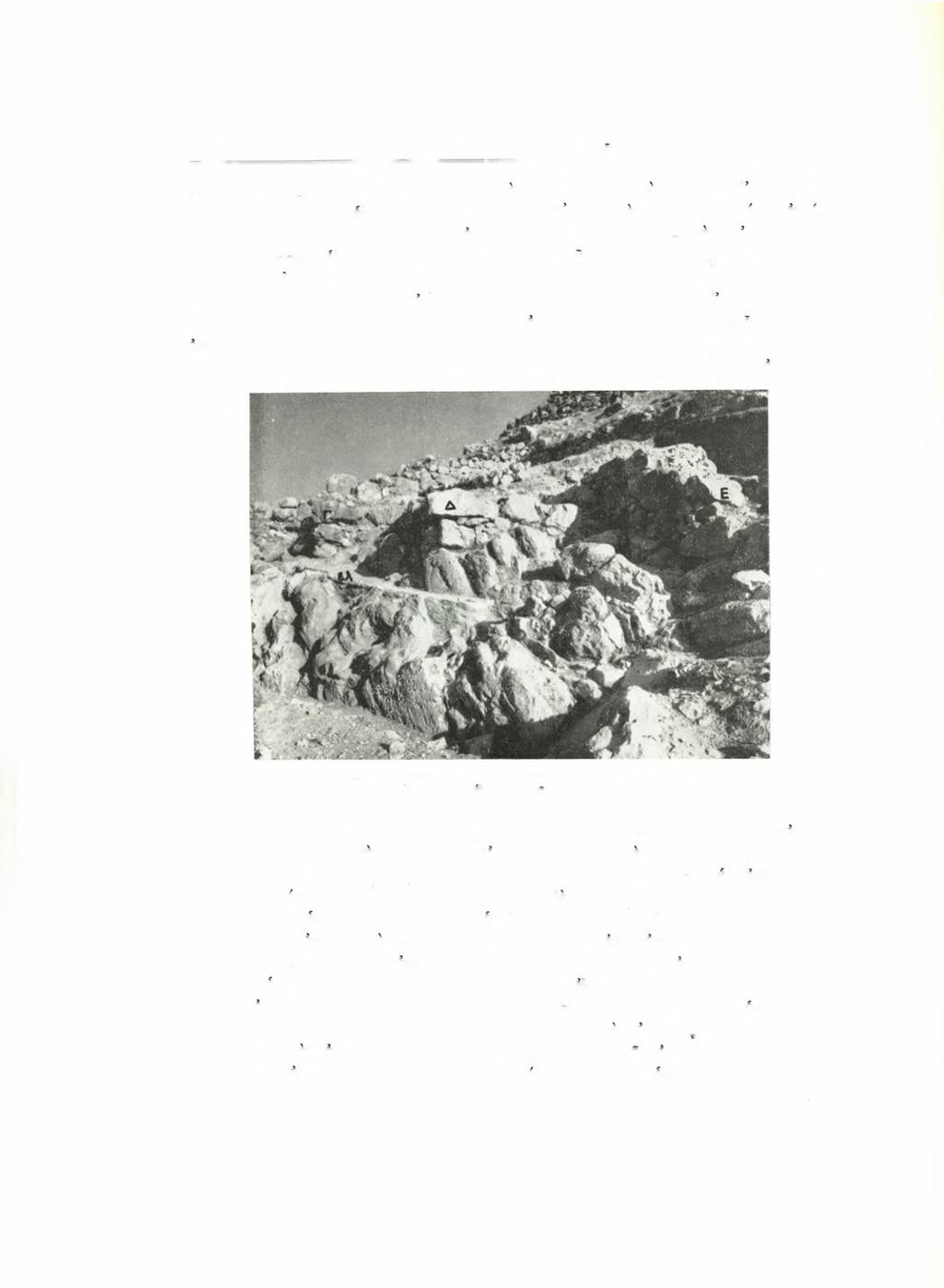 176 Γεωργίου E. Μυλωνά AE 1962 τοΰ τοίχου ό βράχος πίπτει άποτόμως προς Δυσμάς καί προς Νότον.