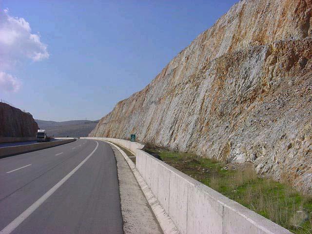 Μέρη της διατομής (16/19) Πρανή ορυγμάτων Σε πρανή ορυγμάτων μεγάλου ύψους και μεγάλης εγκάρσιας κλίσης του εδάφους είναι σκόπιμη η κατασκευή αναβαθμών,