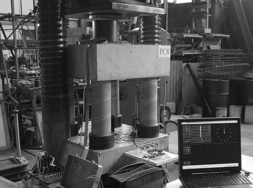 2.2 ιατάξεις φόρτισης και µετρήσεων Η πλάκα κεφαλόδεσµος φορτίστηκε κεντρικά µέσω του υπερκείµενου στύλου, στον οποίο εφαρµόστηκε το κατακόρυφο φορτίο της υδραυλικής πρέσας των 6ΚΝ.
