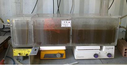 επιφανειών από Plexiglas. Οι επιφάνειες αυτές φέρουν μόνο μία οπή που επιτρέπει τη ροή μεταξύ των τριών διαμερισμάτων και είναι στεγανές στη περίμετρό τους.