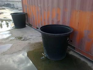 Η κυλινδρική δεξαμενή αυτή είχε χωρητικότητα 100 L ενώ έφερε 3 οπές για την υπερχείλιση των λυμάτων (η μία εφεδρική), μία οπή για την απομάκρυνση των στερεών που καθιζάνουν και μία οπή στο πάνω μέρος