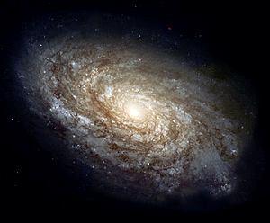 Αν ξεκινούν απευθείας από το εξόγκωμα τότε έχουμε έναν απλό σπειροειδή γαλαξία, ενώ εάν υπάρχει ένας ραβδόμορφος σχηματισμός έχουμε τον σπειροειδή με ράβδο.