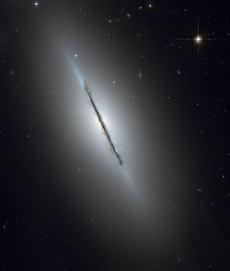 - Φακοειδείς(συμβολίζονται με S0 οι απλοί ή SB0 με ράβδο) Οι φακοειδείς γαλαξίες είναι μια ενδιάμεση περίπτωση από τους σπειροειδείς και του ελλειπτικούς, δηλαδή περιέχουν ένα δίσκο και ένα κεντρικό