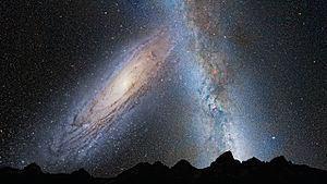 - Γαλαξιακή Άλως Ο γαλαξιακός δίσκος περιβάλλεται από μία Γαλαξιακή άλω παλαιών αστέρων και σφαιρωτών σμηνών με διάμετρο από 250.000 έως 400.000 ετών φωτός.