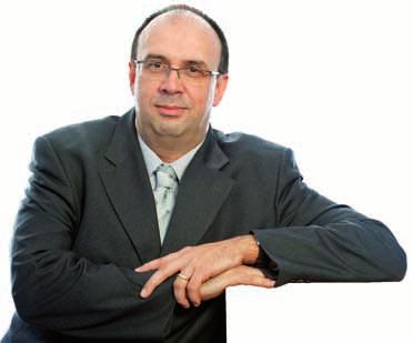 V K L O P I T E H N O M A N I J A Strah pred umetno inteligenco V zadnjem času so pozornost javnosti pritegnile izjave uglednih strokovnjakov, v katerih izražajo svojo zaskrbljenost, že kar strah