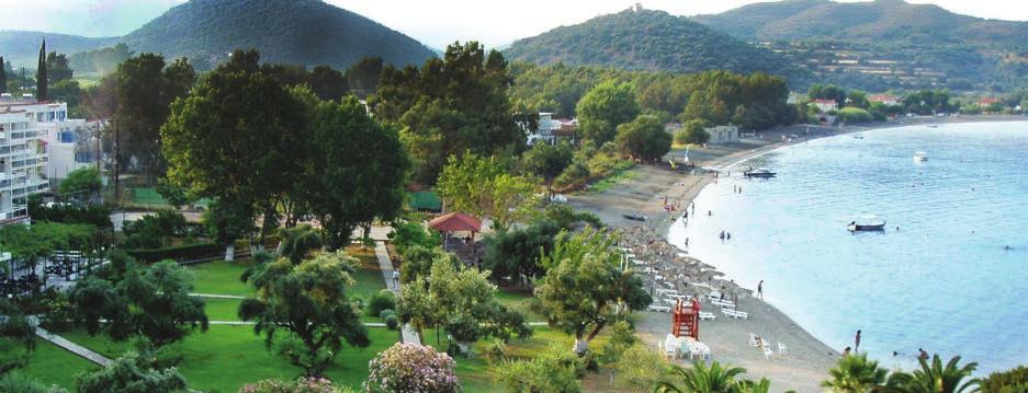 Δανείζεται το όνομά του από το μικρό νησάκι της Χηνίτσας, που βρίσκεται ακριβώς απέναντι και λειτουργεί σαν φυσικός κυματοθραύστης στην ονειρεμένη παραλία, που απλώνεται ακριβώς μπροστά στο