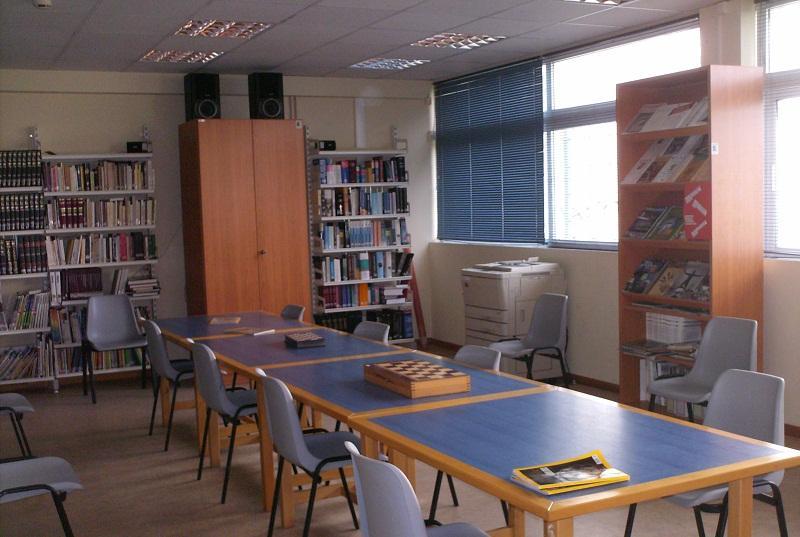 Γραφεία Γραφείο διευθυντή της ΕΠΑΣ Μεσολογγίου, Γραφείο για τη Γραμματεία της ΕΠΑΣ Μεσολογγίου Γραφείο για τη Γραμματεία του ΙΕΚ/ΣΕΚ Μεσολογγίου Η αυλή Λειτουργεί κυλικείο.