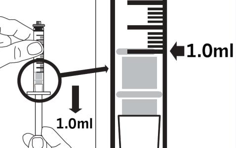 Krok 4: Nabratie 1,0 ml vzduchu do injekčnej striekačky Stiahnite fóliu z balenia injekčnej striekačky a vyberte striekačku. Nedotýkajte sa špičky injekčnej striekačky.