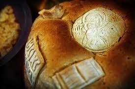 RDM NR. 2 / 2014 amintesc de cele cinci pâini cu care Mântuitorul a săturat, în chip minunat, mulţimile în pustie. Sunt şi prescuri cu trei cornuri, care simbolizează Sfânta Treime.