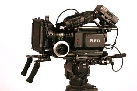 16 Η Red-One κυκλοφόρησε επίσηµα τον Αύγουστο του 2007 µε ανάλυση 4Κ, υιοθετώντας τον αισθητήρα super-35mm και µαζί µε την εξέλιξή της, Red-Epic (ανάλυσης 6Κ), πρότεινε πρώτη το concept «DSMC»