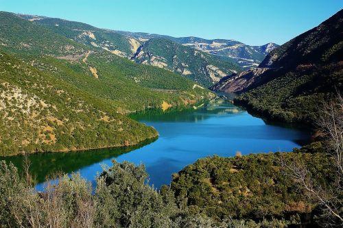 από ένα μικρό άνοιγμα και να σχηματίσει μια πηγή, ένα μικρό ποταμάκι ή ένα μικρό σιντριβάνι
