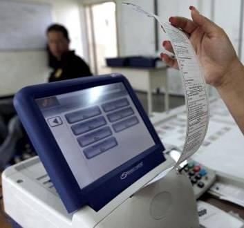 χρησιµοποιείται για την λειτουργία του. Εκ µέρους των Ινδών πολιτών υπάρχει εµπιστοσύνη στην αξιοπιστία χρήσης και ασφάλεια του σχετικού συστήµατος ηλεκτρονικής ψηφοφορίας (IDEA, 2011).