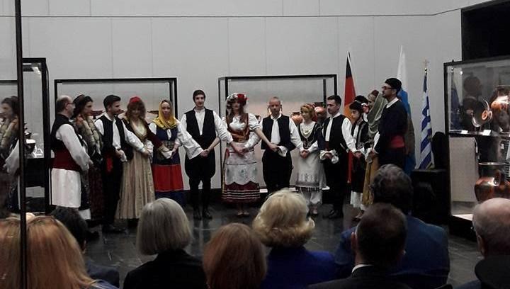 στις ευρωπαικές αξίες. Η βασιλική πλατεία του Μονάχου, με τα προπύλαια, τα μουσεία και την ελληνική τους αρχιτεκτονική, αποτελεί τον ιδανικό χώρο για τον εορτασμό της 25ης Μαρτίου. Ο κ.