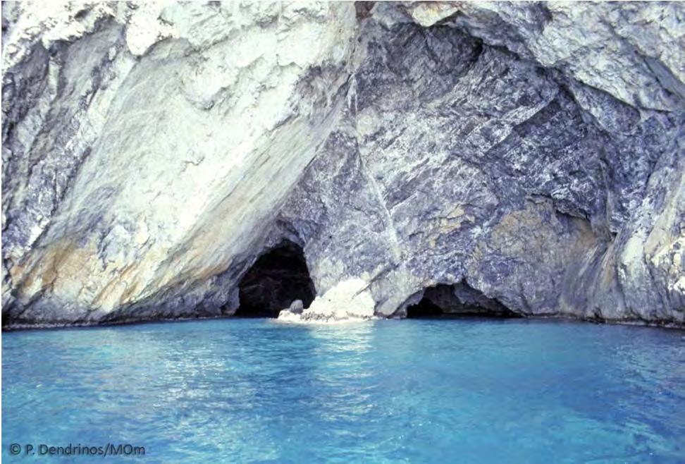 Εικόνα 3.9.5.1. Είσοδος θαλάσσιου σπηλαίου στα Κύθηρα (Φωτ.: Πάνος Δενδρινός/MOm) 3.9.5.2.