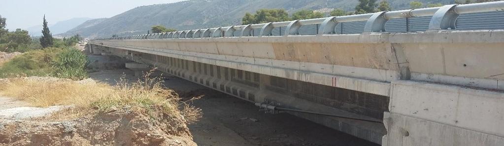 85+674 του Αυτοκινητοδρόμου ΕΚΠΠΤ (Ελευσίνα-Κόρινθος-Πάτρα-Πύργος- Τσακώνα) της ΟΛΥΜΠΙΑΣ ΟΔΟΥ. Η υφιστάμενη γέφυρα μελετήθηκε το 1967 και κατασκευάστηκε μεταξύ του 1968 και 1969.