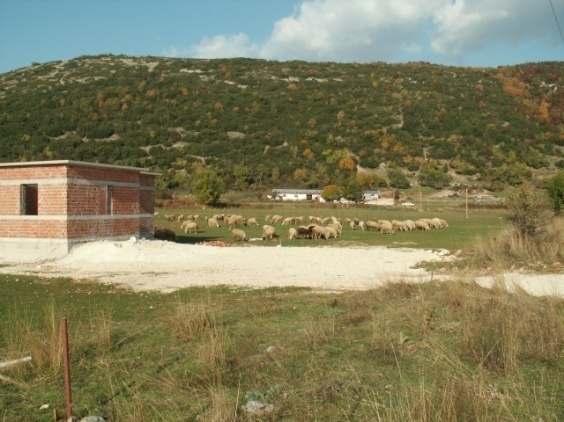 Εικόνα 3.2: Νέες χρήσεις γης εισβάλουν στο αρχαίο αγροκτηνοτροφικό τοπίο των οροπεδίων όταν η οικοπεδοποίηση διαφαίνεται ως η μοναδική ελπιδοφόρα οικονομική δραστηριότητα. Picture 3.