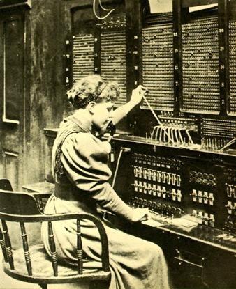Τηλεφωνικά κέντρα Εξυπηρετούν τις ανάγκες διασύνδεσης πολλών τηλεφώνων μεταξύ τους. Από το 1880 και για πολλά χρόνια λειτούργησαν χειροκίνητα κέντρα.