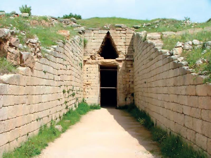 Την τελευταία περίοδο της μυκηναϊκής ακμής (β'μισό 13ου αι. π.χ.) κατασκευάζονται οι μνημειώδεις θολωτοί τάφοι.