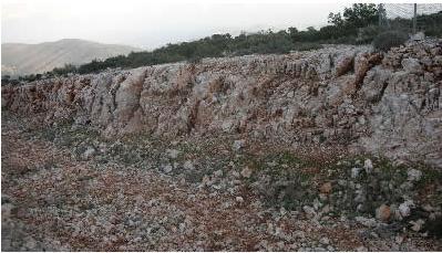 όμοιους με αυτούς της Εικόνας 4.4.1. Για αυτό λοιπόν πρέπει να κατασκευαστεί ένα σωστό ηλεκτρόδιο γείωσης σε τέτοια εδάφη το οποίο να παρουσιάζει χαμηλή αντίσταση γείωσης. Εικόνα 4.4.1: Βραχώδες έδαφος με ειδική αντίσταση >2000 Ωm.