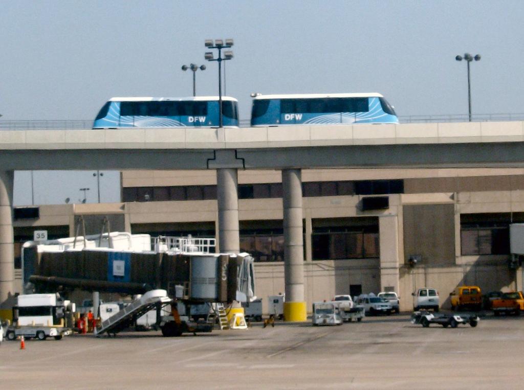 Dallas/Fort Worth Άνοιξε το 1974 Το πρόβλημα: Παράδειγμα 1 Gate Arrival Master Plan: Δεν υπήρχε πρόβλεψη για μετεπιβιβαζόμενη κίνηση Μεγάλα και αχρείαστα κόστη 1981,