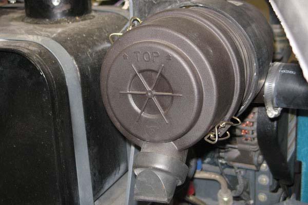 Μην αφαιρείτε το στοιχείο ασφαλείας του φίλτρου από το περίβλημα, παρά μόνο εφόσον περιορίζει την παροχή του αέρα.